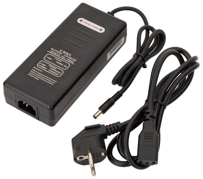 Sort elcykel-batterioplader med indikatorlys, aftagelig strømkabel og standard DC-stik. Velegnet til opladning af lithiumbatterier, med tydelige statusindikatorer.