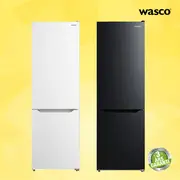 Wasco køleskabe i hvid og sort, bundfryser design, minimalistiske håndtag, moderne stil, fritstående, energieffektive, tre års garanti badge synlig i hjørnet.