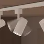 Hvid justerbar spotlampe på skinne med cylindrisk lampehoved. Monteret i loftet, kan drejes og vippes for fleksibel belysning. Moderne og minimalistisk design.