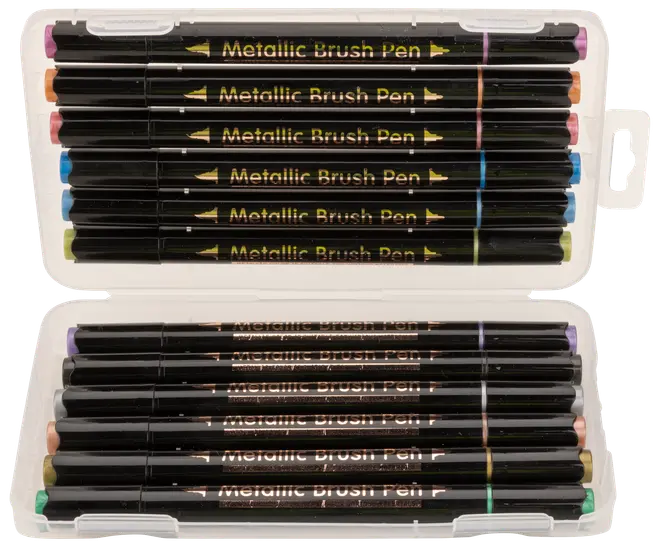 Sæt med tolv metalliske brush-penne i forskellige farver, leveret i et gennemsigtigt plastetui. Hver pen har sort skaft og farvet hætte, der viser blækkets farve.