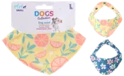 Lille hundescarf sæt med to designs: gul med citrusfrugter og blade, blå med hvide og lyserøde blomster. Justerbar snaplukning, blødt stof, egnet til små hunde.