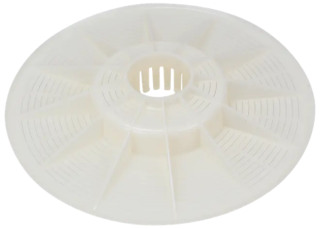 Rund, vit plastfilterplatta med radiella stöd och fina slitsar, centralt monteringshål, används i pool- eller vattenfiltersystem för att separera smuts.