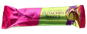 Anthon Berg marcipanbar med ristede mandler og pistaciesmag, indpakket i skinnende pink og grøn emballage med produktnavn og pistacieillustration på forsiden.