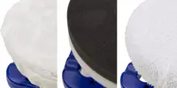 Sæt med tre runde polerpuder til polermaskine: en blød hvid pude, en sort skumpude og en tekstureret hvid pude, alle monteret på en blå base.