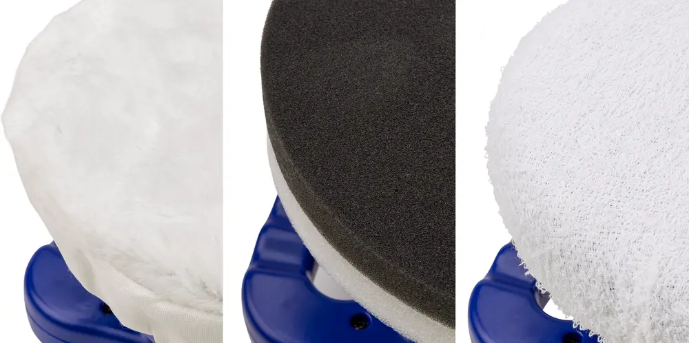 Sæt med tre runde polerpuder til polermaskine: en blød hvid pude, en sort skumpude og en tekstureret hvid pude, alle monteret på en blå base.