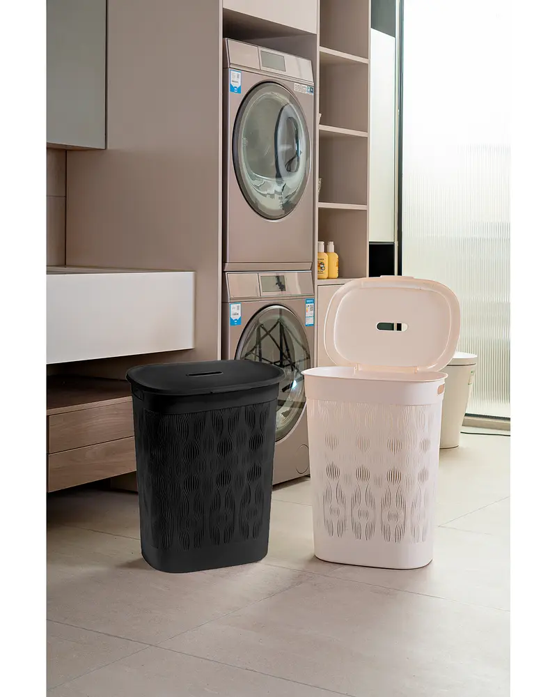 Set med två tvättkorgar i plast, en svart och en vit, med lock och ventilationshål. Modern design, passar tvättstuga. En korg visas med öppet lock.