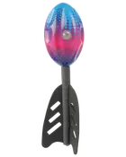 Skumraketleksak med blå och rosa mönstrad plastnos, svarta skumfenor och visselhål. Lätt, säker och perfekt för utomhuslek för barn.