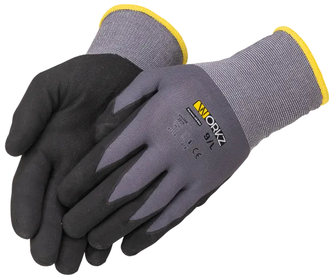 Grå och svarta arbetshandskar med gul kant, sömlös stickad mudd och texturerad handflata för bra grepp. Passar industriellt bruk. Storlek 9/L, märket "Worx".