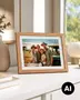 Digital fotoram i trä på en vit byrå, som visar ett familjefoto med klockslag och väderinformation.