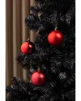 Set med tre röda julgranskulor med blank och matt yta, hängande på en svart konstgjord julgran. Varje kula har ett guldfärgat fäste och snöre.