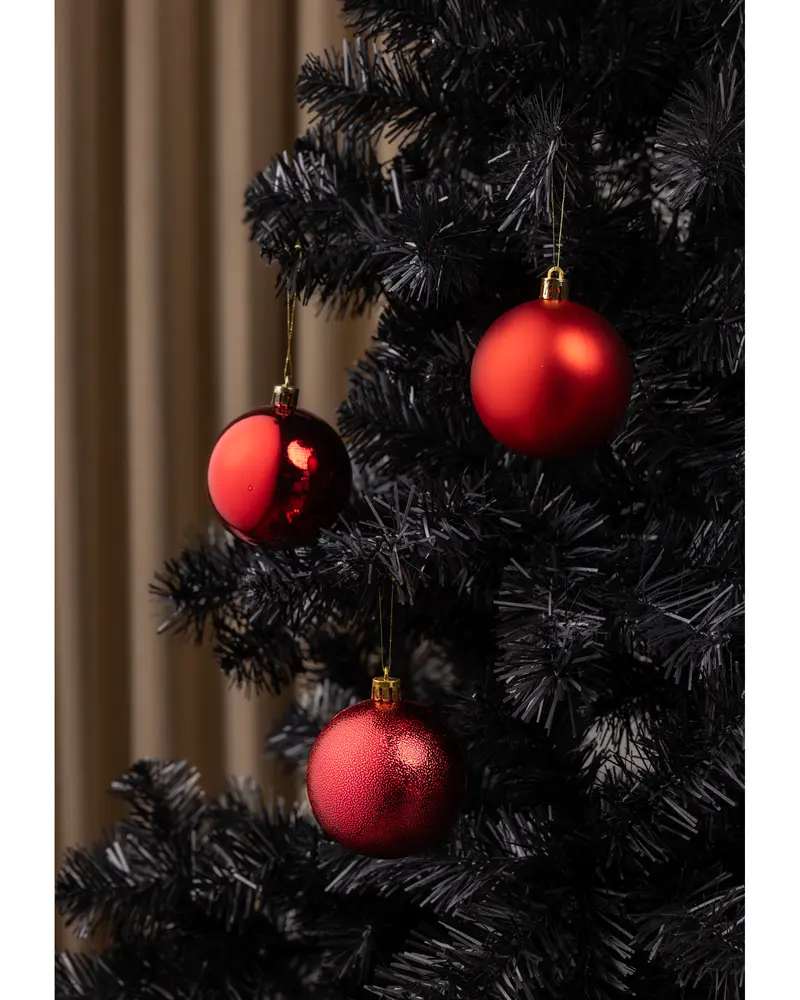 Set med tre röda julgranskulor med blank och matt yta, hängande på en svart konstgjord julgran. Varje kula har ett guldfärgat fäste och snöre.