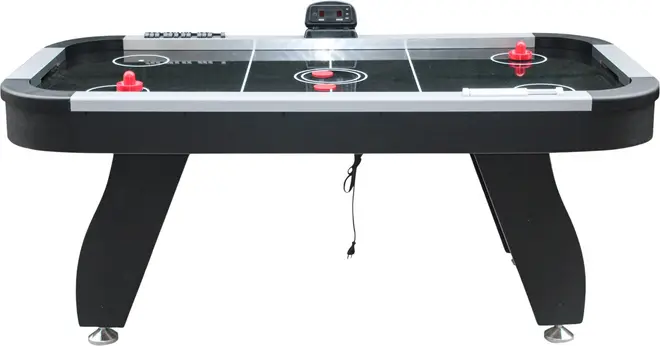 Sort airhockeybord med elektronisk scoretavle, to røde strikere, to røde pucke og solide buede ben. Inkluderer strømledning og sølvkant. Velegnet til hjem eller fritidsbrug.