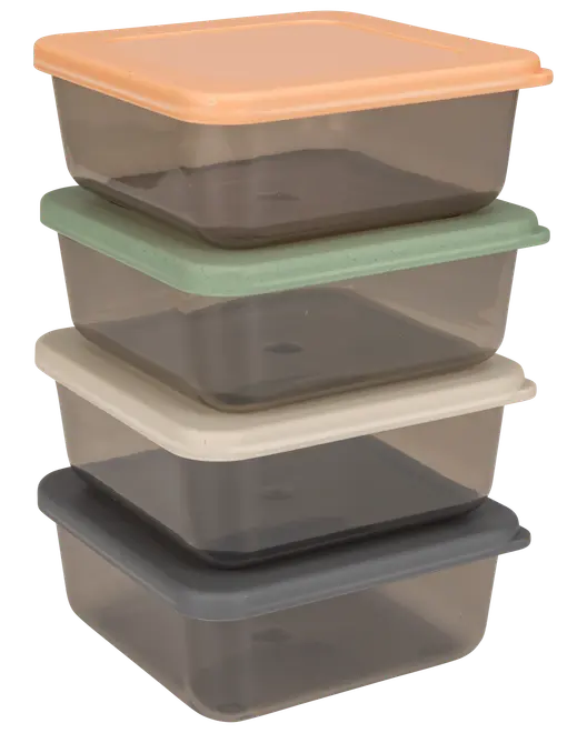 Fyra stapelbara rektangulära matlådor med pastellfärgade lock: orange, grön, vit och grå. Transparenta behållare, perfekta för köksförvaring.