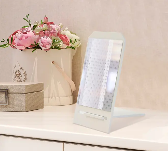 Rektangulär bordsspegel med vit ram och vikbart stativ. Modern och lätt design, perfekt för smink eller grooming på bord eller skrivbord.