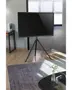Moderne fladskærms-tv med slank sort ramme, monteret på et minimalistisk sort trefodsstativ. Velegnet til moderne indretning og giver en stilfuld, pladsbesparende løsning.