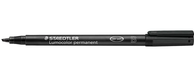 Sort Staedtler Lumocolor permanent marker med hætte, fin B-spids og DRY SAFE-mærke.