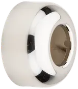 Modern vägglampa med rund, vit och kromad yta. Slät, blank finish och central metallaccent. Passar samtida inredning, ger stämningsbelysning.