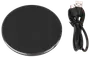Rund svart trådlös laddningsplatta med slät yta, silverkant och medföljande USB-kabel för ström. Passar för laddning av kompatibla smartphones och enheter utan sladd.