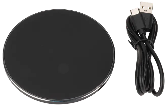 Rund svart trådlös laddningsplatta med slät yta, silverkant och medföljande USB-kabel för ström. Passar för laddning av kompatibla smartphones och enheter utan sladd.