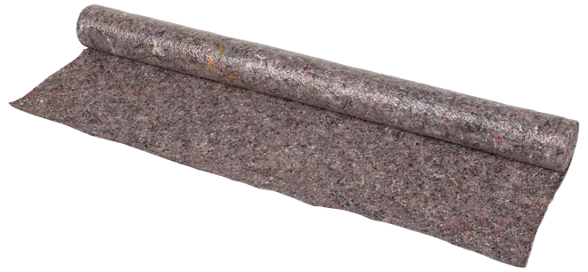 Rullet filtunderlag, grå med flerfarvede pletter, bruges til gulv eller lydisolering. Holdbart, fleksibelt materiale til beskyttelse af overflader ved byggeri eller renovering.