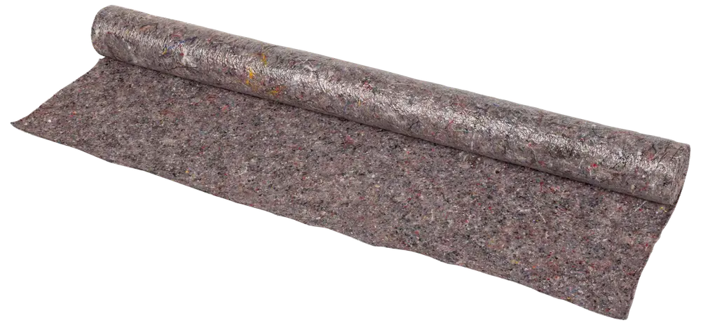 Rullet filtunderlag, grå med flerfarvede pletter, bruges til gulv eller lydisolering. Holdbart, fleksibelt materiale til beskyttelse af overflader ved byggeri eller renovering.