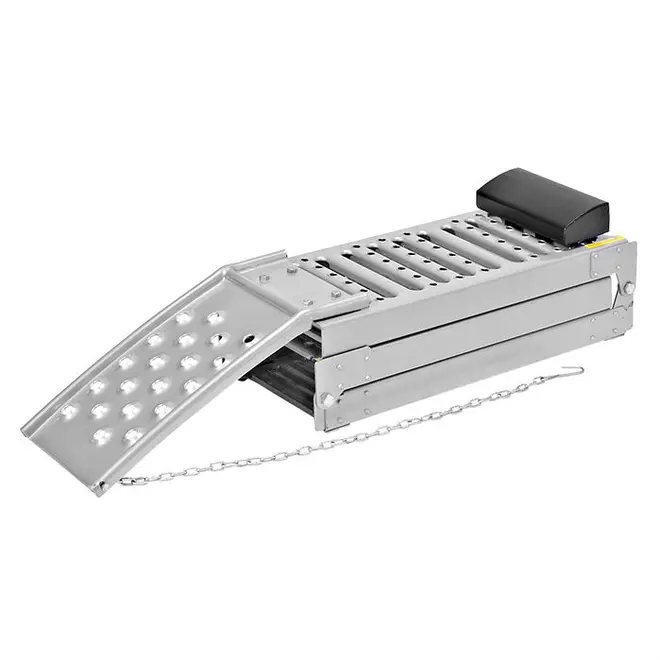 Sølvfarvet bilrampe i metal med huller for greb, foldbart design, sikkerhedskæde og sort gummistop. Ideel til vedligeholdelse, holder dæk sikkert under reparationer eller inspektioner.