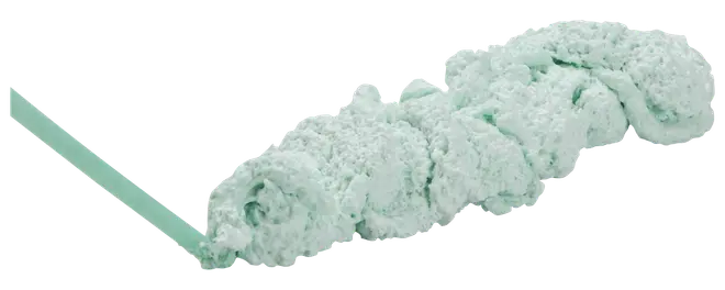 Lyseblå maling påført med malerrulle, viser en jævn, let tekstureret overflade. Velegnet til vægge eller lofter, ideel til indendørs brug og gør-det-selv-projekter.