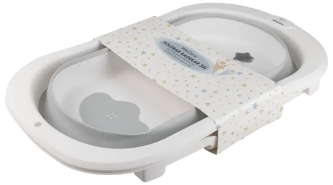 Hopfällbart babybadkar i vitt och grått, oval form, med moln- och stjärnmotiv. Tillverkat av plast, kompakt och portabelt, passar för spädbarnsbad hemma eller på resa.