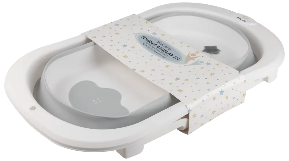 Hopfällbart babybadkar i vitt och grått, oval form, med moln- och stjärnmotiv. Tillverkat av plast, kompakt och portabelt, passar för spädbarnsbad hemma eller på resa.