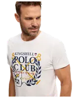 Vit kortärmad t-shirt med "Kingshill Polo Club"-tryck, marinblå och gul grafik, lagerkrans, poloklubbor och siffran 3 framtill. Rund hals, normal passform.