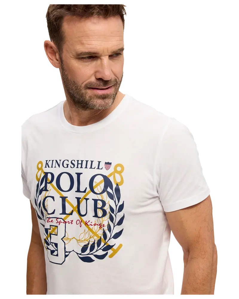 Vit kortärmad t-shirt med "Kingshill Polo Club"-tryck, marinblå och gul grafik, lagerkrans, poloklubbor och siffran 3 framtill. Rund hals, normal passform.