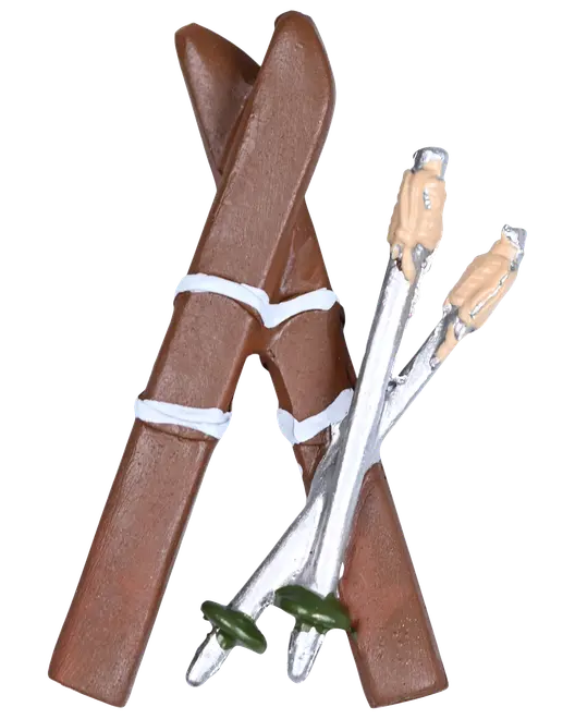 Miniature ornament med to krydsede brune ski med hvide stropper og to sølvfarvede skistave med beige håndtag og grønne kurve, beregnet til dekoration.