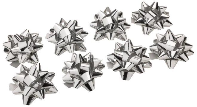 Set med åtta blanka silverfärgade presentrosetter i stjärnform, tillverkade av metalliskt band. Perfekta för att dekorera paket vid speciella tillfällen.
