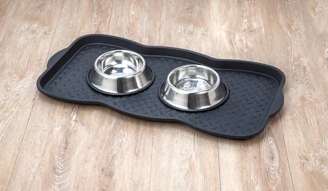 Två matskålar i rostfritt stål för husdjur på en svart halkfri gummimatta med upphöjda kanter. Perfekt för mat och vatten, förhindrar spill.