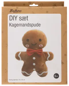 DIY-set för att skapa en pepparkaksgubbe-kudde. Innehåller brunt plyschtyg, röd rosett, vita detaljer. Färdig storlek: 29 x 36 cm. Från 6 år.