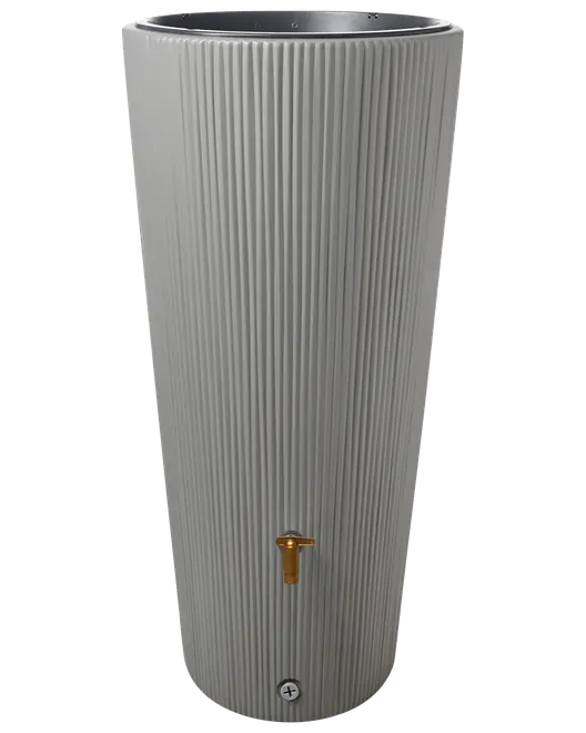 Høj, cylindrisk grå regnvandstønde med lodrette riller, sort åben top og messinghane nederst til nem aftapning. Moderne, minimalistisk design til udendørs brug.