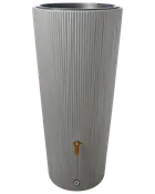 Høj, cylindrisk grå regnvandstønde med lodrette riller, sort åben top og messinghane nederst til nem aftapning. Moderne, minimalistisk design til udendørs brug.