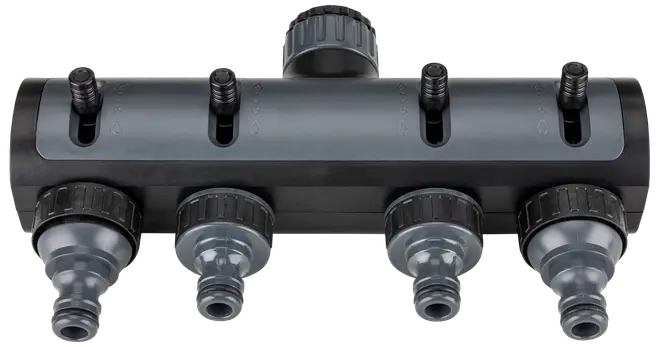 Svart plastfördelare för trädgårdsslang med fyra utlopp, varje med gängad koppling och individuell flödeskontroll, för anslutning av flera slangar till en vattenkälla.