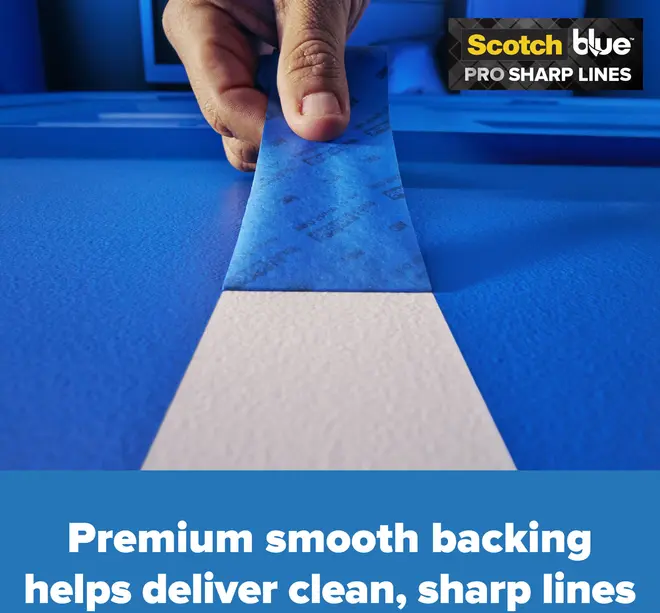 Blåt malertape fjernes fra en malet overflade og afslører en skarp, ren kant. Produktet er ScotchBlue Pro Sharp Lines med glat bagside.