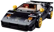Sort LEGO-style sportsvogn med gyldne hjul, frontspoiler, gennemsigtig forrude og to minifigurer synlige indeni.