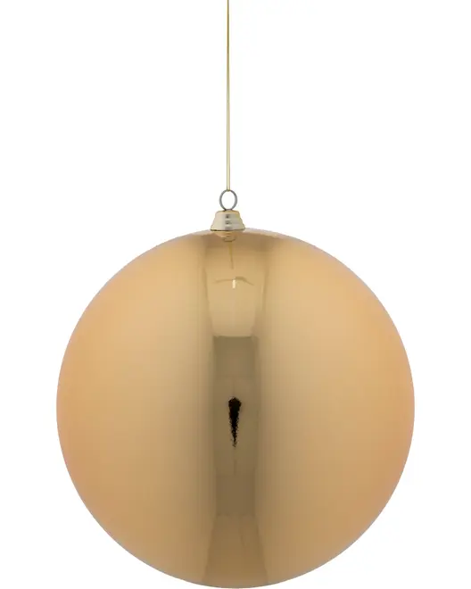 Stor, rund, gylden juleornament med blank, reflekterende overflade. Den hænger fra en tynd guldsnor og har en metalhætte øverst til fastgørelse.
