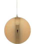 Stor, rund, gylden juleornament med blank, reflekterende overflade. Den hænger fra en tynd guldsnor og har en metalhætte øverst til fastgørelse.