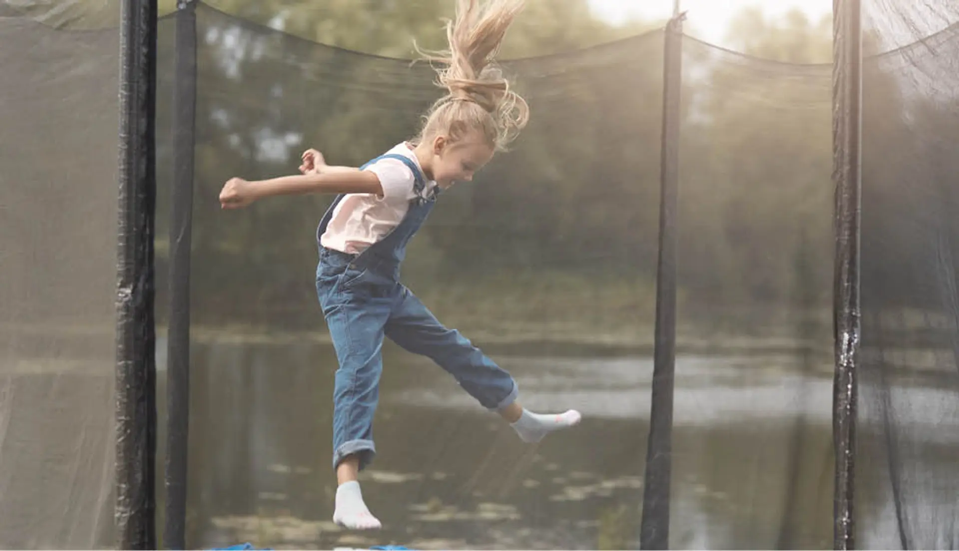 Barn på trampolin