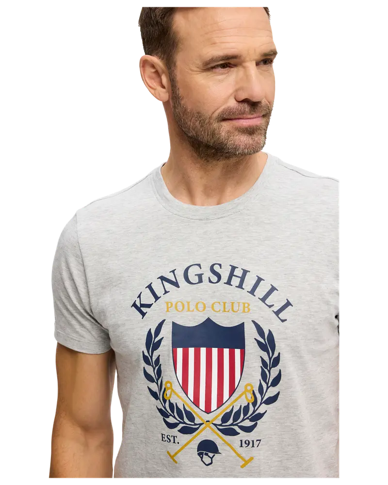 Ljusgrå kortärmad t-shirt med "Kingshill Polo Club" vapengrafik, sköld, lagerkransar, korsade poloklubbor och texten "EST. 1917" på bröstet.
