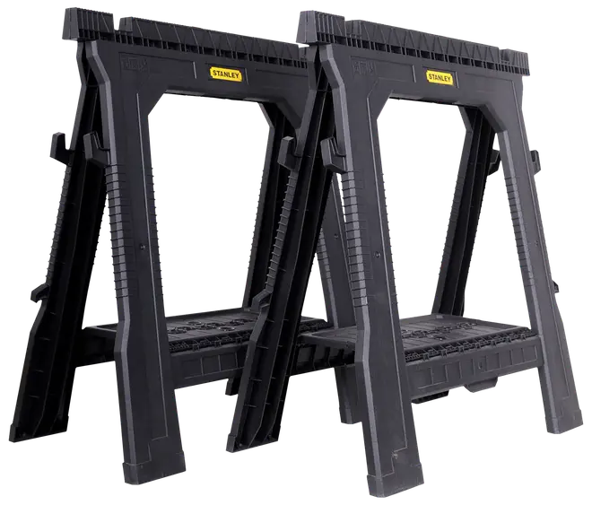 Sæt med to sorte Stanley savbukke i plast, sammenklappelige med ribbede ben for stabilitet og integrerede værktøjsbakker. Velegnet til bygge- og gør-det-selv-projekter.