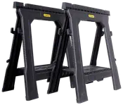 Sæt med to sorte Stanley savbukke i plast, sammenklappelige med ribbede ben for stabilitet og integrerede værktøjsbakker. Velegnet til bygge- og gør-det-selv-projekter.