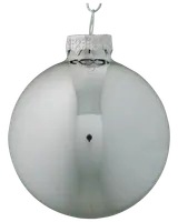 Rund, blank silverfärgad julgranskula med metallhatt och upphängningsögla, slät reflekterande yta, klassisk och elegant design för dekoration.