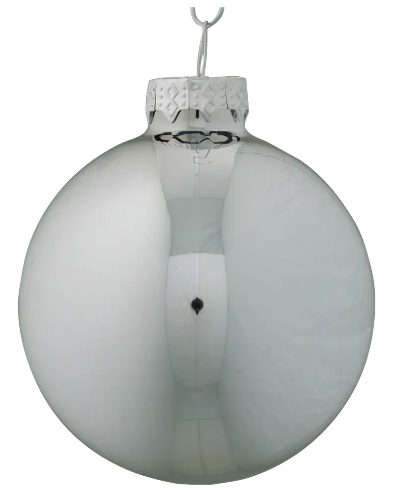 Rund, blank silverfärgad julgranskula med metallhatt och upphängningsögla, slät reflekterande yta, klassisk och elegant design för dekoration.