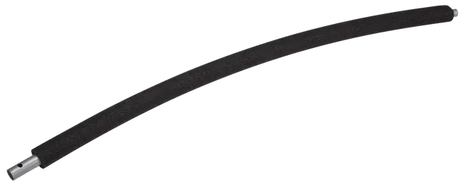 Fleksibel sort skumrørisolering med sølvfarvet metalforbindelse i den ene ende, designet til at passe over rør for termisk isolering og beskyttelse mod kondens og varmetab.