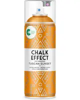 Orange spraydåse med etiketten 'Chalk Effect Tuscan Sunset'. Ultra mat, retro finish, ideel til møbler. Geometrisk mønster på dåsen. Carbon neutral produktmærke synligt.